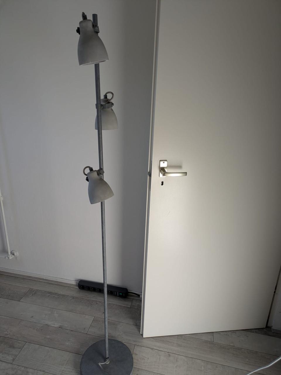 6 betonnen lampen, mogen allemaal samen weg: