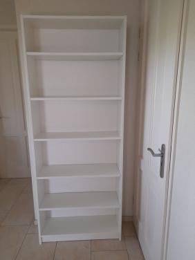 Witte boekenkast  203 x 81 x 29 (in goede staat)