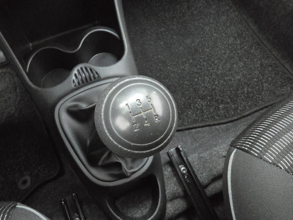 Peugeot 107 occasion 1.0 active leuke kleur met airco en sportvelgen | radi