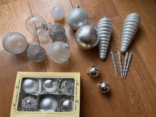 Zilverkleurige kerstballen