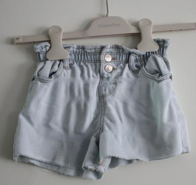 Licht blauwe korte broek  maat 98