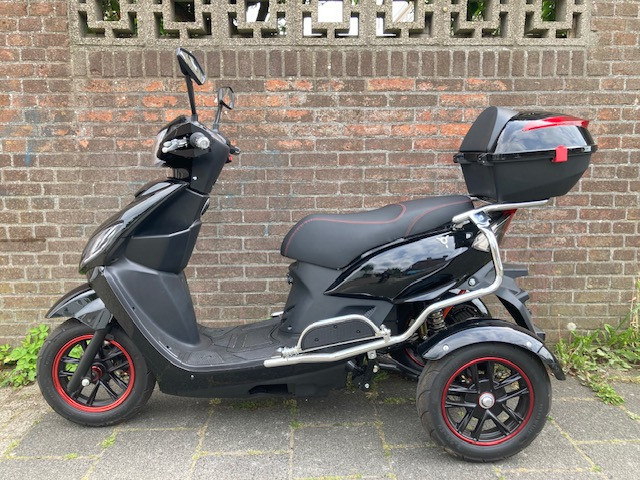 GEEN RIJBEWIJS ? NIET NODIG MET DEZE STOERE IVA T3 2.0 SCOOTER !