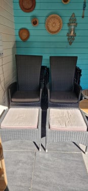 2x wicker standenstoel + 2x voetenbankje en krukje