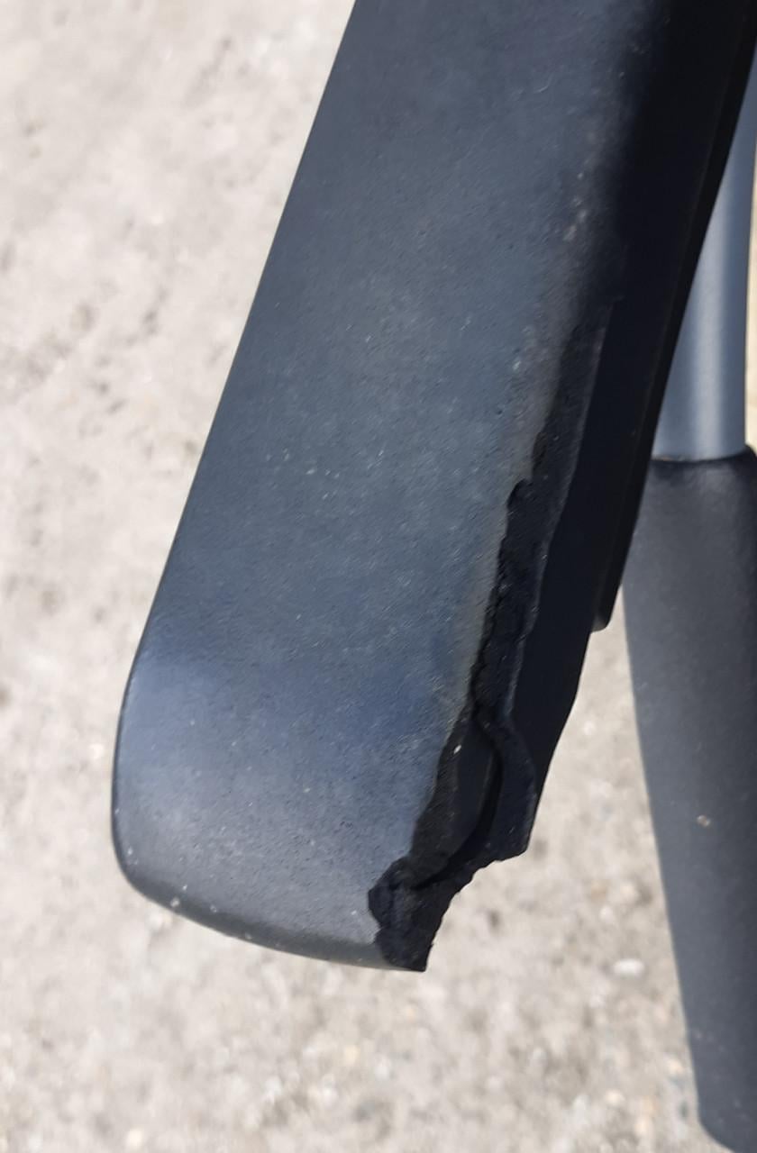 Opvouwbare rolstoel met voetsteunen