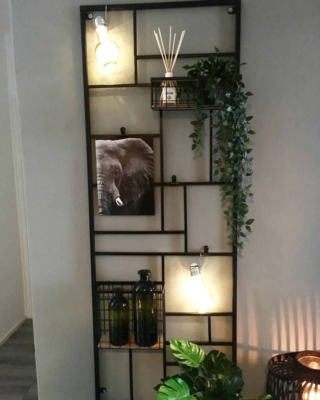 Wandrek zwart metaal organizer met accessoires z.g.a.n. GOES