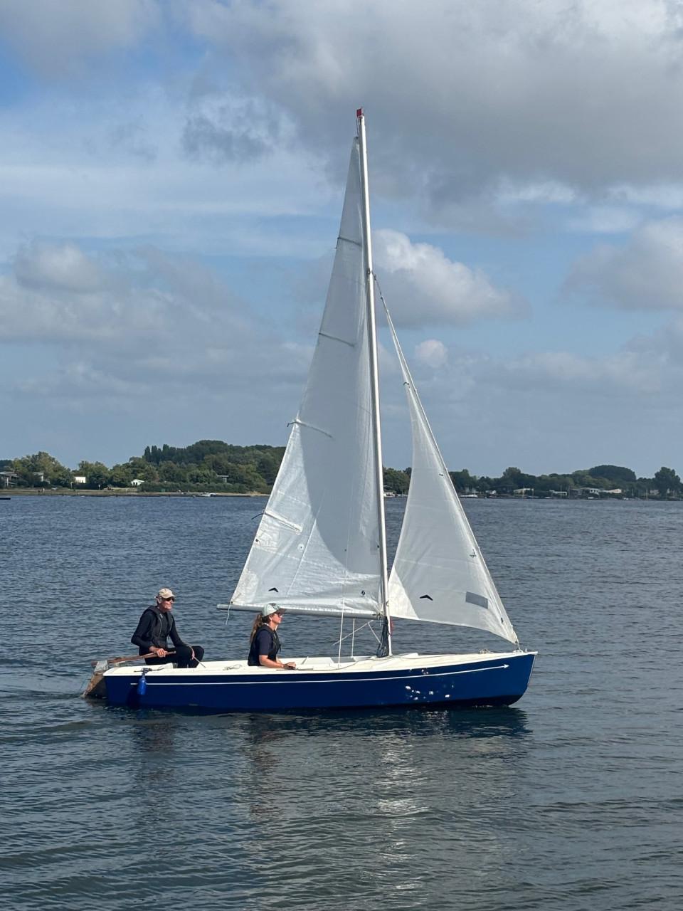 Open zeilbootje te koop (volksboot, 4,5 m). Met wegtrailer