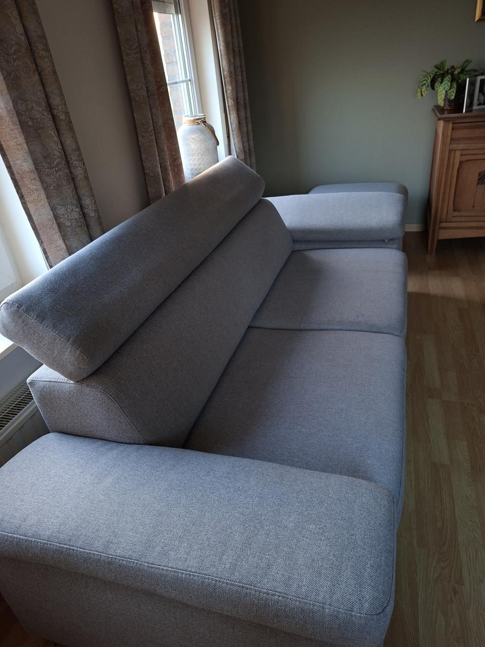 Nette 2 zitsbank met bijbehorende poef