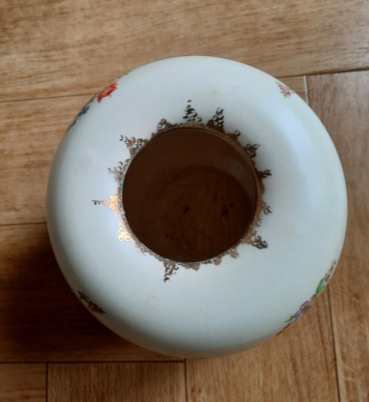 Vaas van Ned. Kon. Plateelbakkerij Gouda.