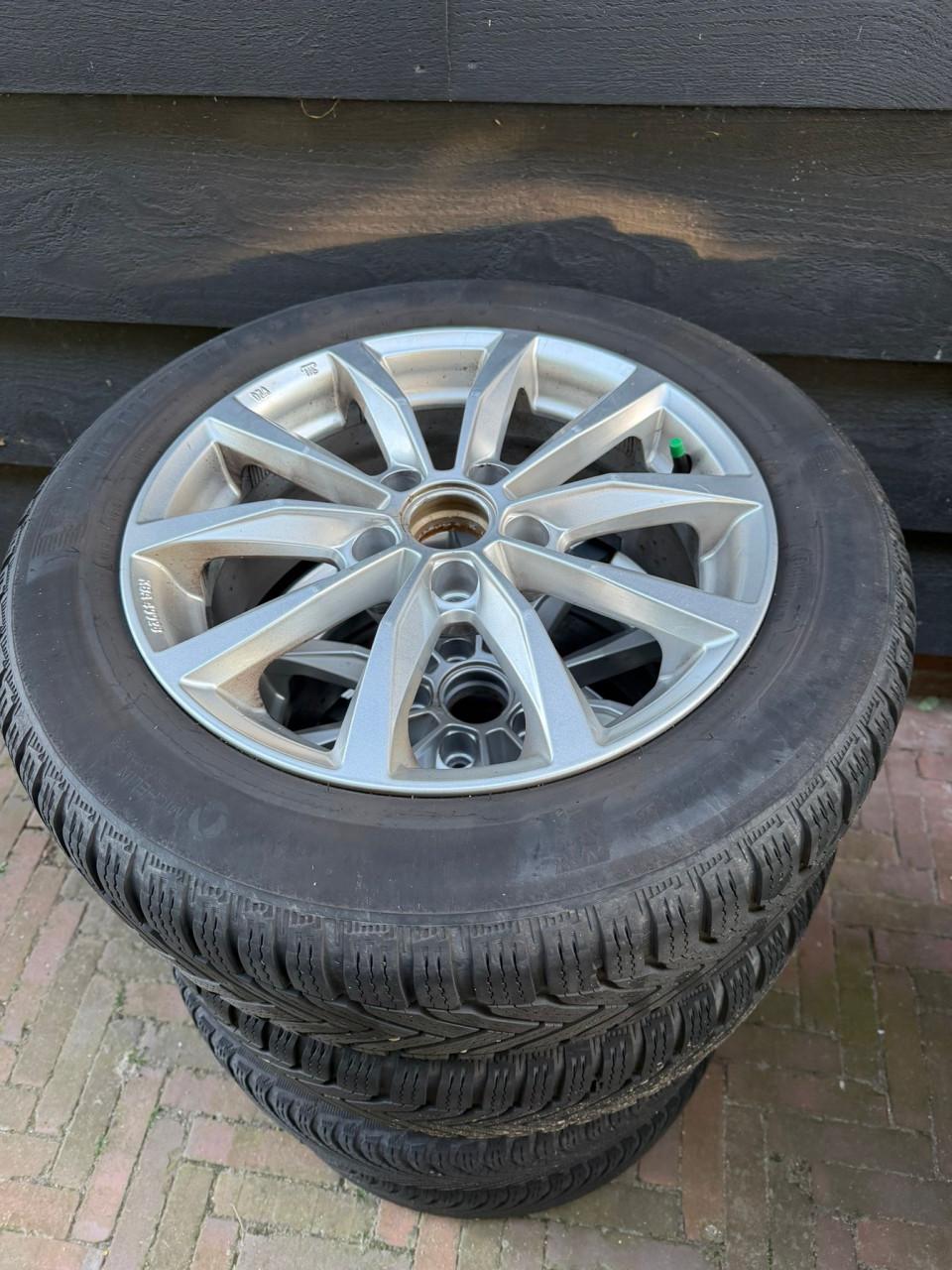 4 velgen met winterbanden voor VW Golf