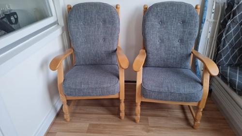 2 degelijke eikenhouten stoelen
