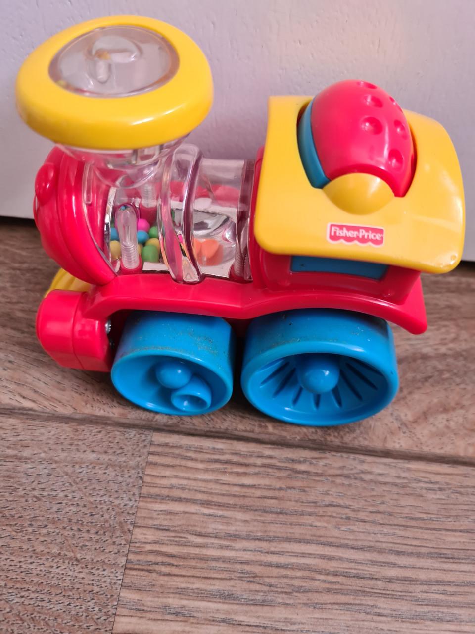 Fisher-Price Poppity Pop Trein in de kleuren rood, blauw en geel.