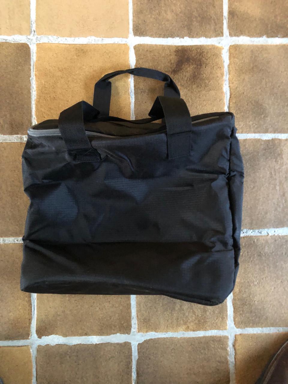 Nieuwe Kia tas met een dekentje en een beker en een sleutel hanger.