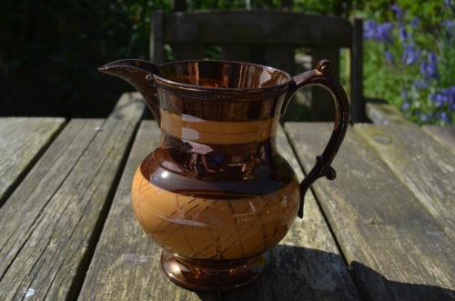 Goudsteen melk/waterkan Staffordshire ca. 1850