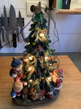 Verlichte keramieken kerstboom met kinderen