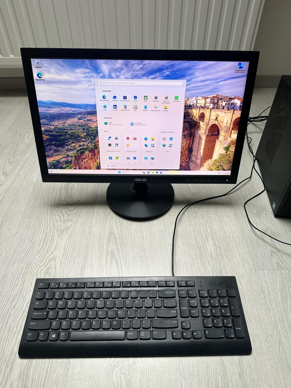 Complete set  Lenovo / Intel Core i3 8de generatie / 8GB ram / Windows 11 /