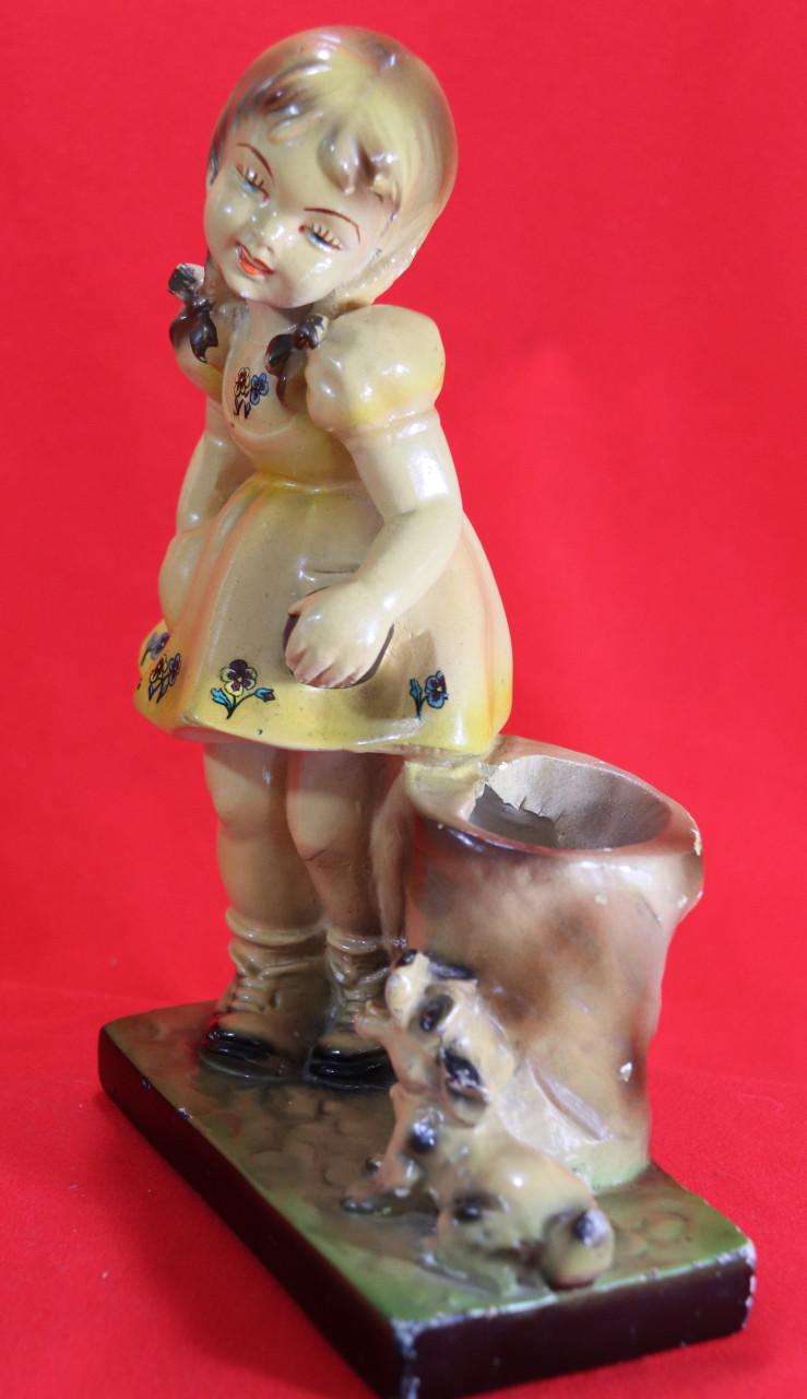 Antiek beeldje van kindje met hondje