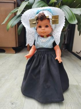 Prachtige pop: Zuid-Bevelandse Klederdracht. Katholiek.