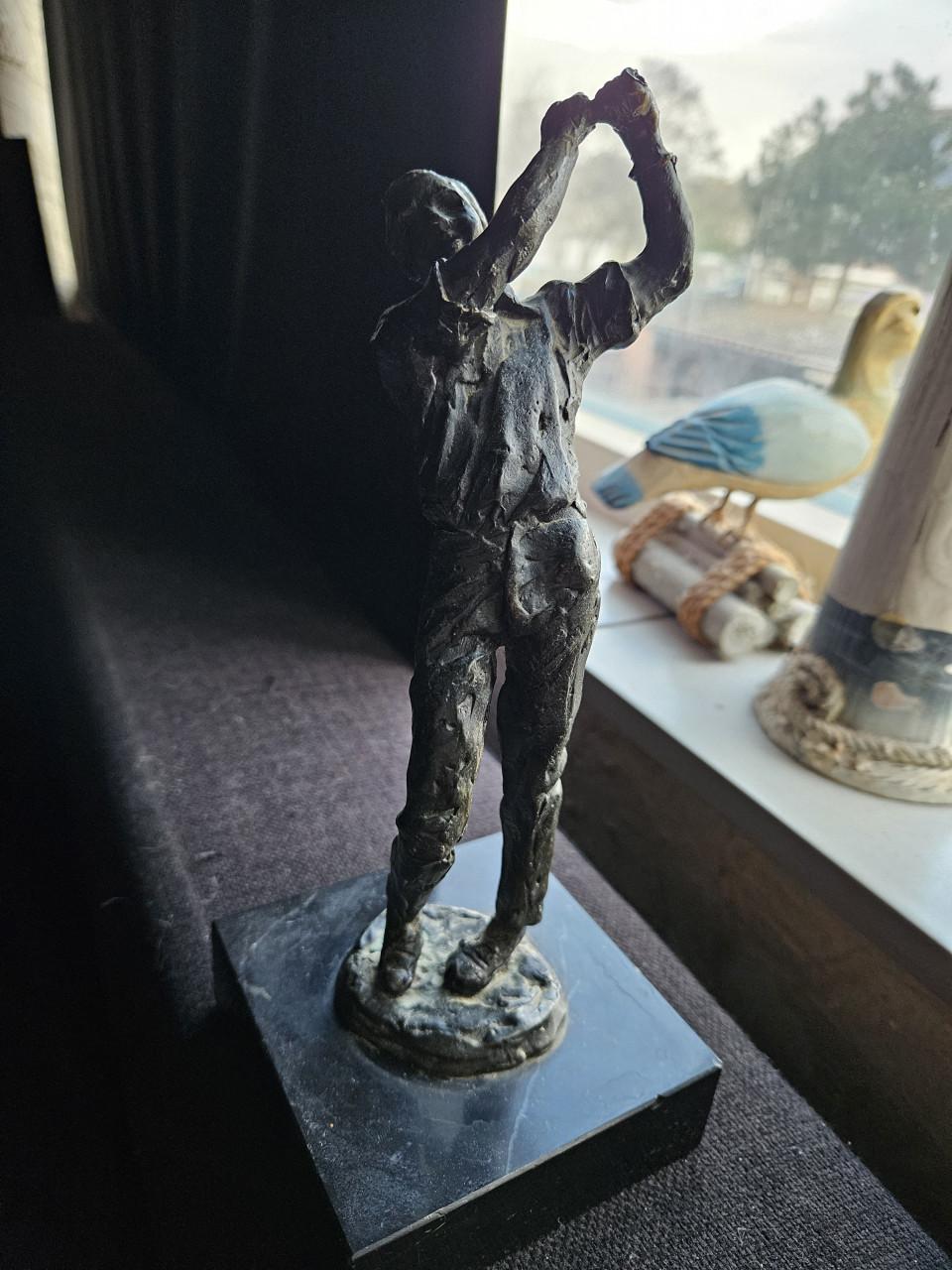 Prachtig bronzen beeldje van golfspeler op marmeren sokkel