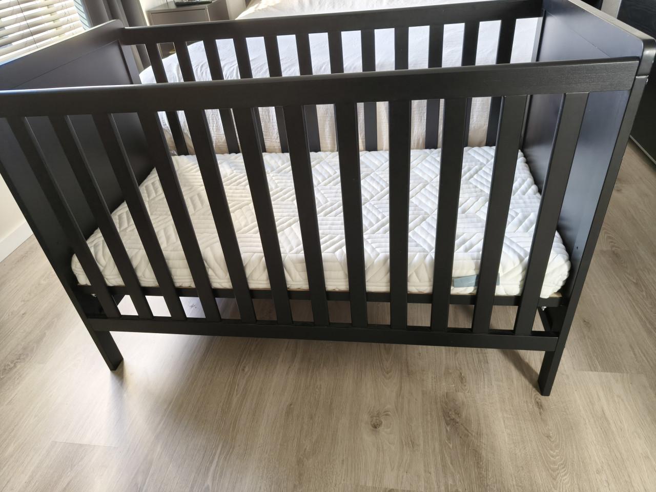 Ledikant mat zwart 60x120 incl matrasje