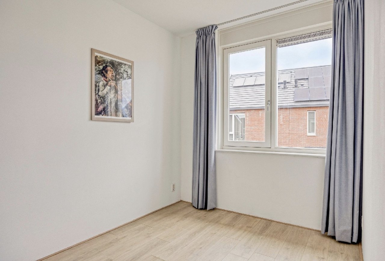 Instapklare twee onder een kap woning met garage in de Goese wijk Mannee