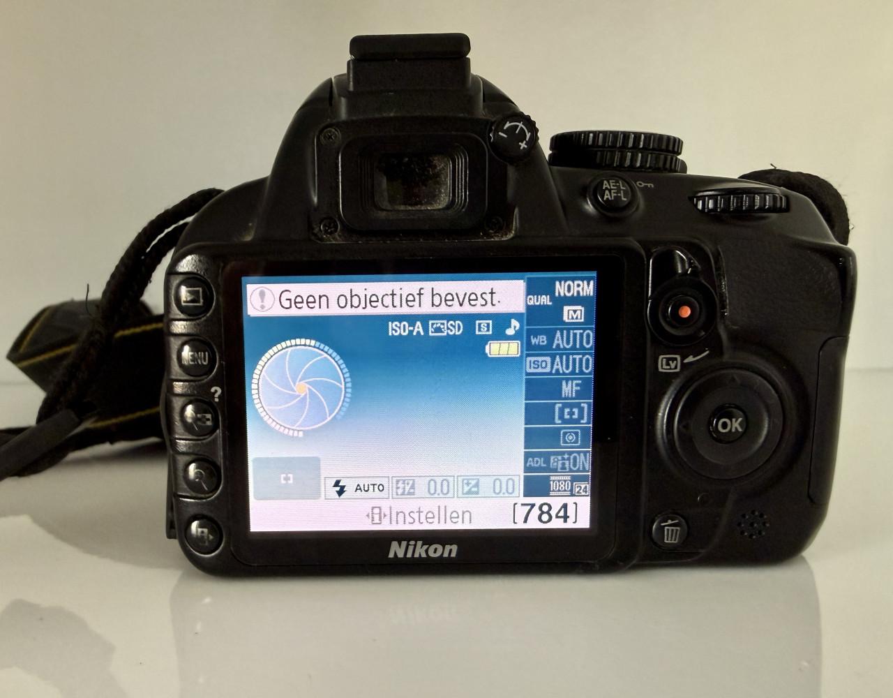 De Nikon D3100 body met Jupio batterijgrip
