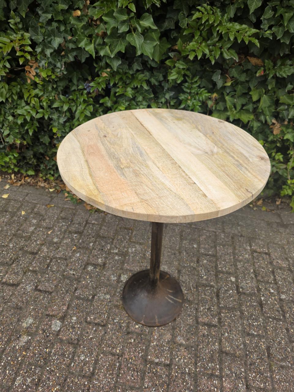 Bar statafel van Mango hout met gietijzeren onderstel