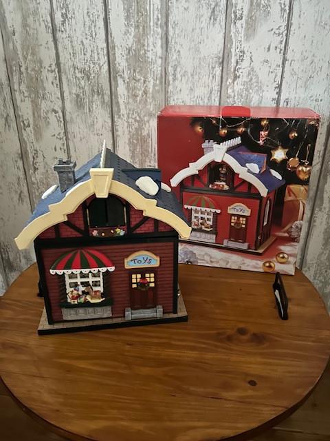 Houten kersthuisje, met licht en muziek