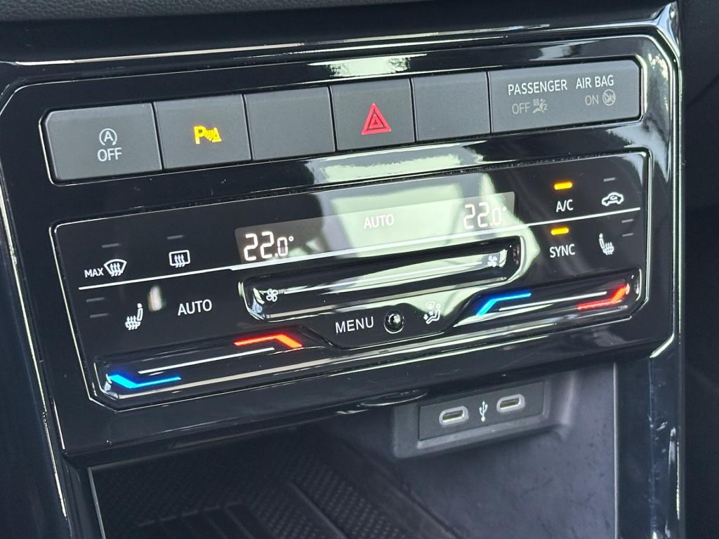 Volkswagen T-cross 1.5 tsi 150pk dsg r-line | camera | trekhaak | navi | iq