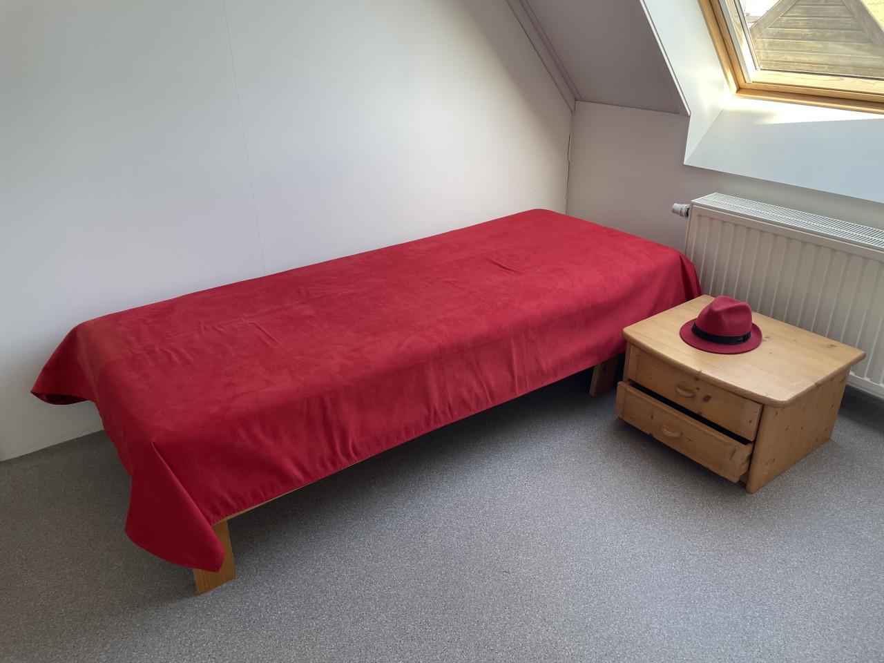 3 Houten 1 persoonsbedden met lattenbodems