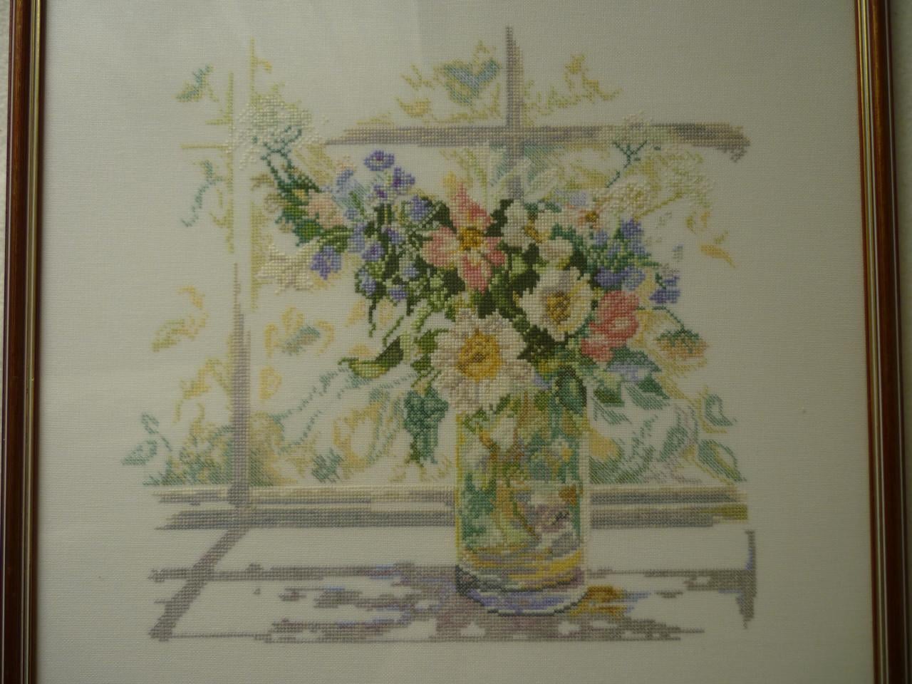 Lanarte Bloemen in zonlicht borduurwerk in lijst 42x42 cm