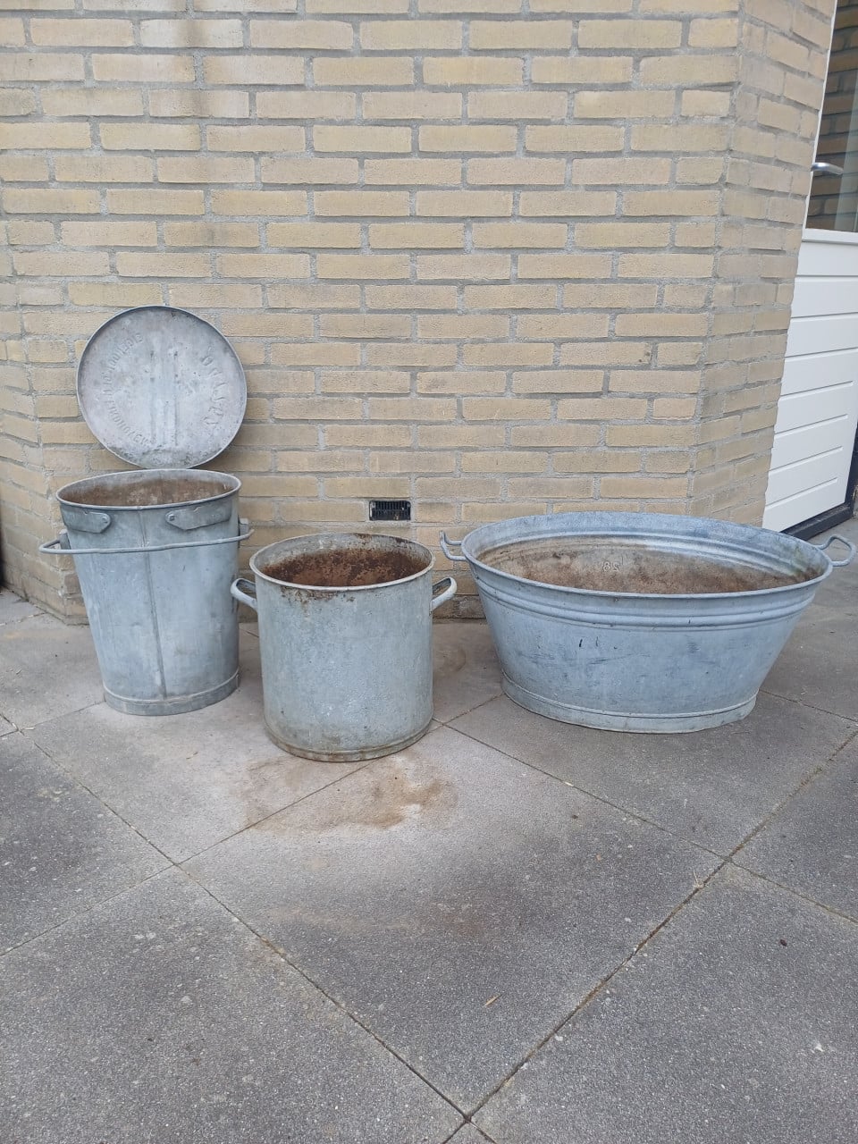 Zinken teil, vuilnisemmer en zinken pot