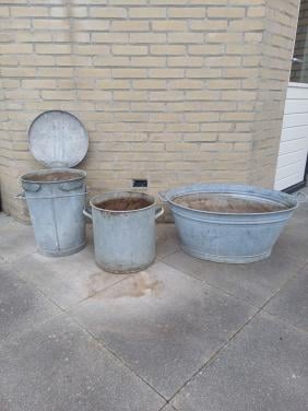 Zinken teil, vuilnisemmer en zinken pot