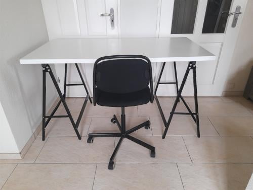 Bureau met schragen (in goede staat ) 150 x 75 x 83.5H