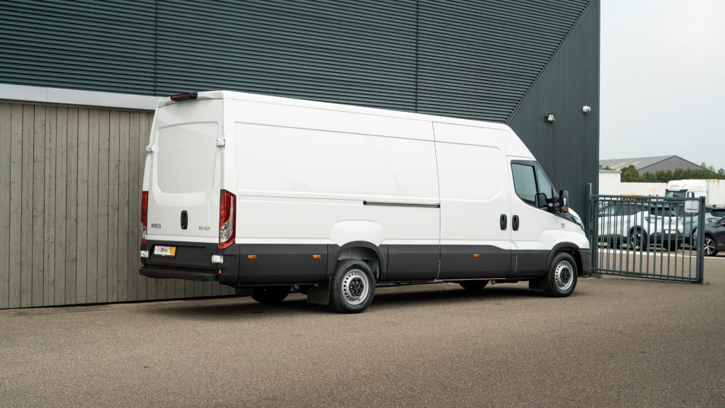 Iveco Daily 35s16v 2.3 410 h2 | direct leverbaar | complete betimmering laa