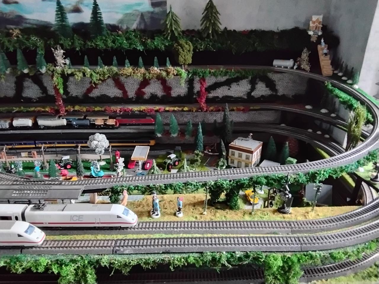 Hele treinbaan met c rails wissels en treinen