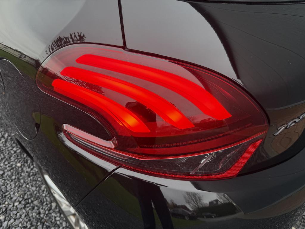 Peugeot 208 1.2 puretech blue lease executive 5-drs