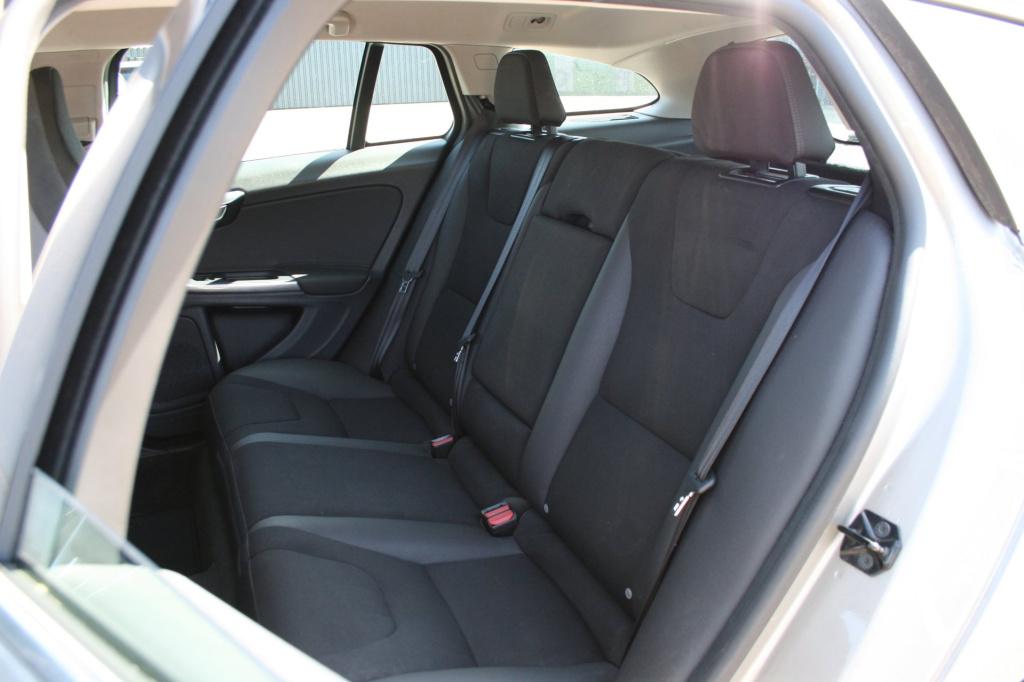 Volvo V60 1.6 t3 momentum / afn. trekhaak / cruise / pdc / stoelv.
