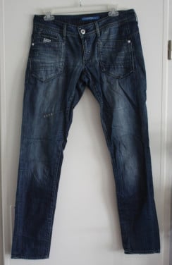 Donkerblauwe spijkerbroek met zakken op de broek maat 30-32