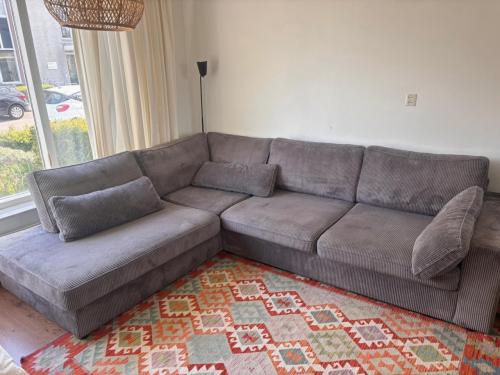 Grijze hoekbank 300 x 240 cm in goede staat