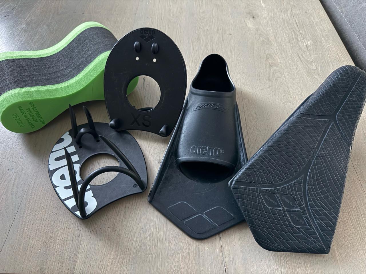 Arena zwemtrainingsset: zoomers, handpaddles, pullboy