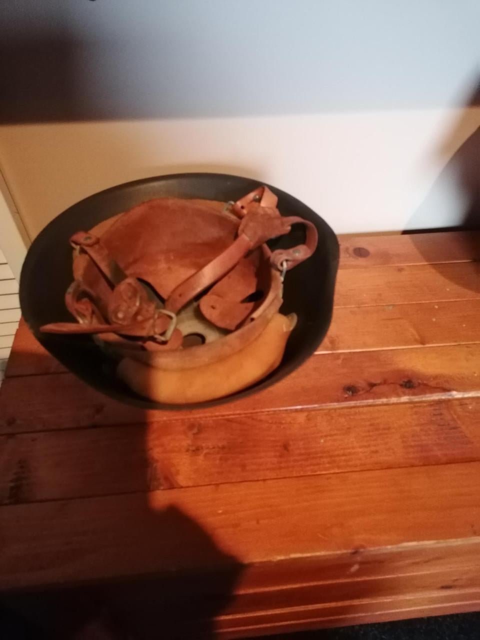 Oostduitse helm en schuitje