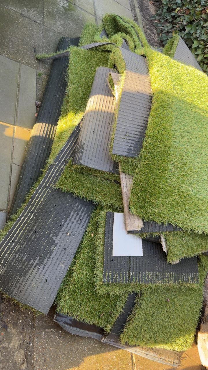 Diverse stukken/stroken hoogwaardig kunstgras
