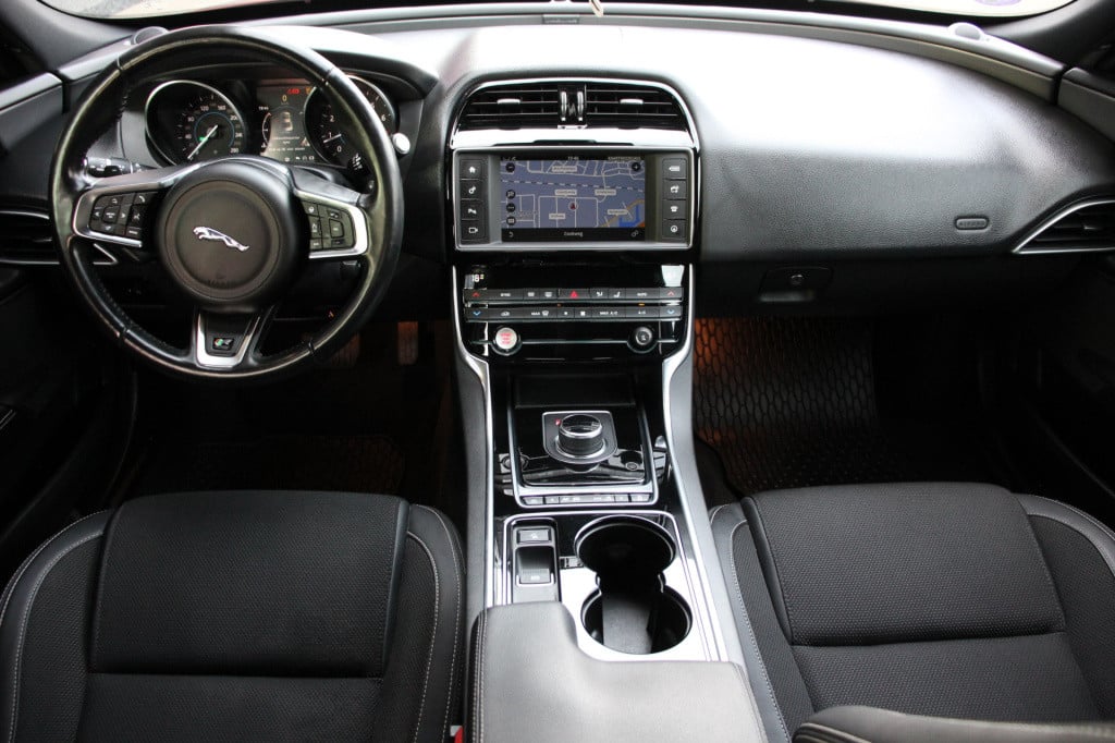 Jaguar Xe 2.0 r-sport | 200pk | el. stoelen | camera | afneembare trekhaak