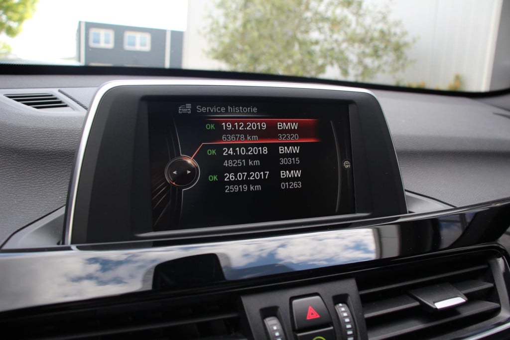 BMW X1 xdrive20i sport line automaat - led - pano - navi - stoel verw - cru