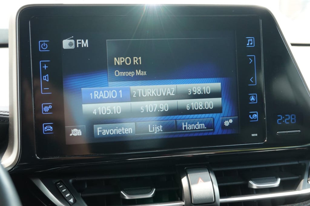Toyota C-hr 1.8 hybrid adventure
