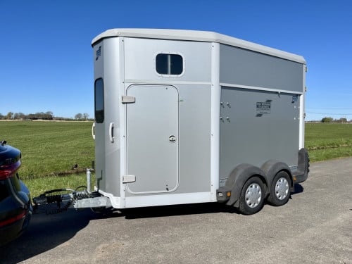De grootste Ifor voor 2 paarden, HB511 met aluminium bodem en voorlosklep