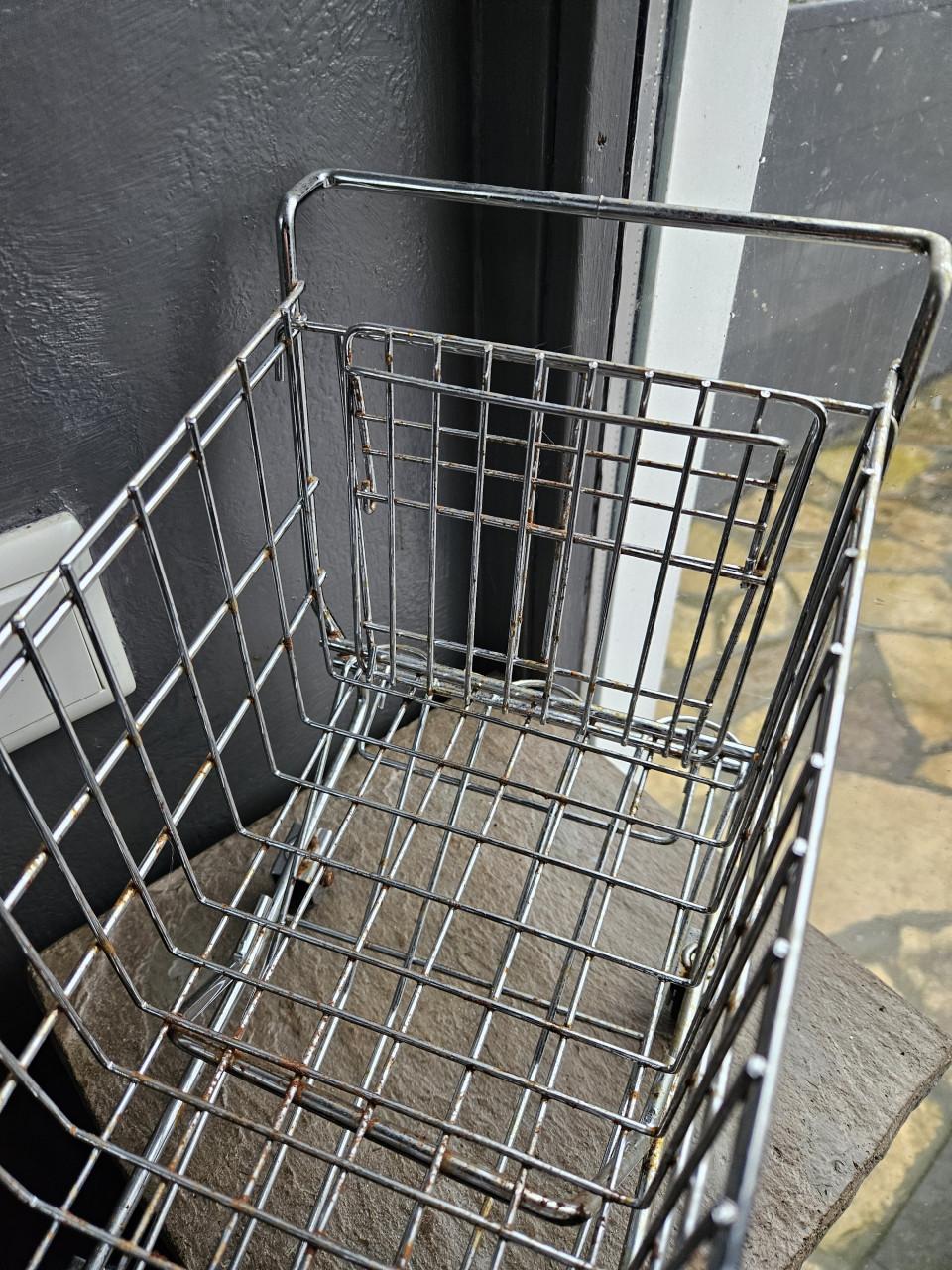 Grappige originele vintage kleine metalen winkelwagen mand