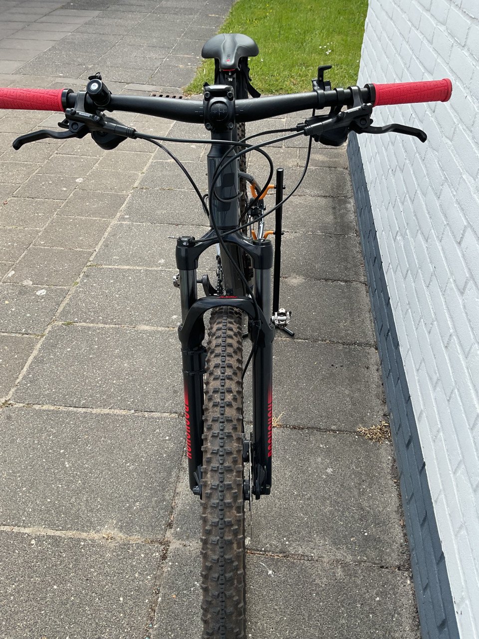 Te koop z.g.a.n.super mooie mountainbike 29er cube Attention,Kleur grijs’