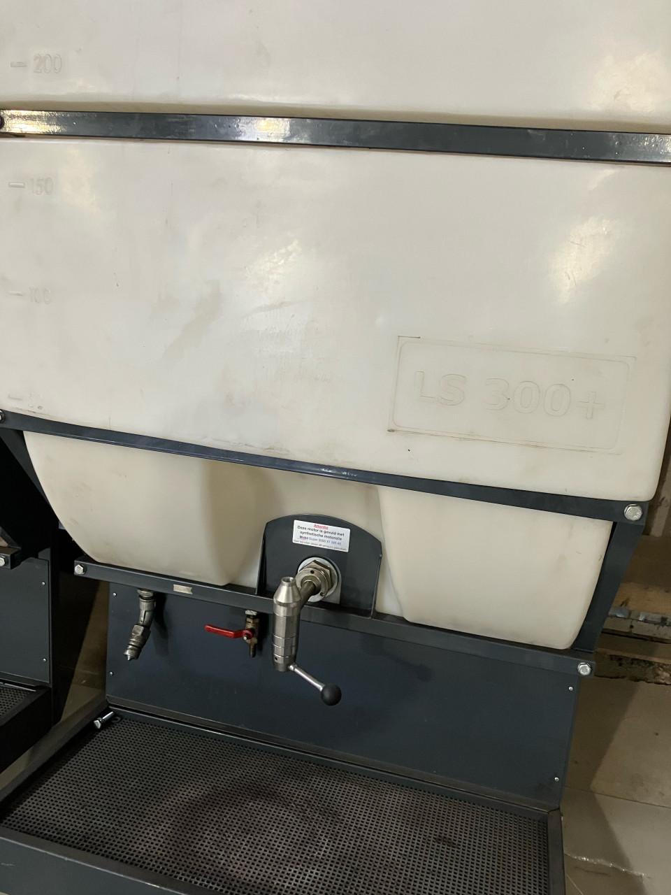 Muur reservoir motorolie en coolant