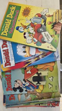 Tas vol Donald Ducks en enkele vakantieboeken